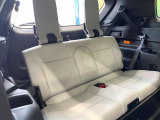 床下収納式のサードシートです。座席部分をコンパクトに収納でき、広大な荷室スペースとしてお使いいただけます!乗車人数や荷物の量など利用シーンに合わせて3列目を有効活用でき、とっても便利♪