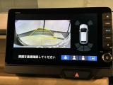 リバースギアに入れるだけで後方の表示へ切り替わります。夜間や雨の日の駐車も楽になりますよ。