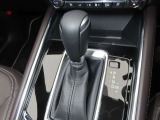 CX-5のシフトレバーです。MTモード付きの6ATで、しなやかな走りを支えます。