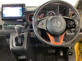【ハンドル】運転にかかわる様々な操作を安全に行えるように視点移動が少なく操作性に配慮されたスイッチ類が凝縮されたコックピットです。