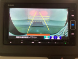バックでの車庫入れも安心です! リアカメラが付いているバックモニター付のナビを装備しております。操作線もついており距離感も画面から確認できます。