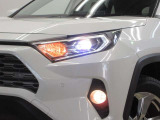 LEDヘッドライトです。デザイン性がよくとても明るいので、夜間の走行や悪天候でも安心です。しかも長寿命!