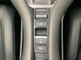 エレクトリックギアセレクターの下に電子制御パーキングブレーキがあります。スイッチひとつで、停車した地点の傾斜などをシステムが検知・判断してブレーキ力を自動的に最適制御したパーキングシステムです。