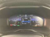 視認性に優れたメーターを採用しており、走行中でも車速や情報が分かりやすく表示されます。運転時の視線移動をむりのない範囲に抑え、快適で安心感のあるドライブをサポートします。