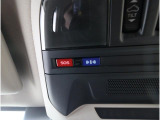 専用ボタンでコールセンターへ接続。状況に応じて緊急車両の要請やロードサービスの取次ぎを行います。重大事故の際は自動的にコールセンターにつながり、緊急車両やドクターヘリを要請します。(要申込)