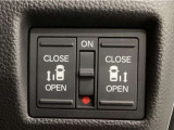 【両側パワースライドドア】両側がパワースライドドアになっており、運転席のスイッチやスマートキーでも開閉が可能です!開口部も広いので乗り降りも楽々♪