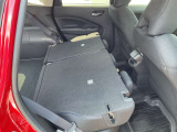 後席を倒せばさらに広いスペースの出来上がり♪長い荷物も載せやすくなります!