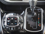 前席と後席のエアコン操作がここで行えます!さらに左右独立式なので運転席と助手席でそれぞれ温度調節が行えます!