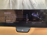 カメラが車線を認識してはみ出しそうになるとステアリングアシストが介入するレーン・キープ・アシストシステムを装備しております。お好みで作動・非作動の設定も可能です。