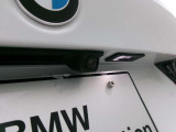 後方の映像をモニターに映し出し、駐車や後退時の安全をサポート。ガイドライン表示で距離感を把握しやすく、夜間や狭い場所でも安心して操作できる便利なカメラです