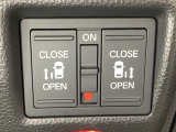 リアドアは乗り降りに便利な両側電動スライドドアです。また運転席に座っていながらスイッチ操作で自在にスライドドアを開け閉めできます。