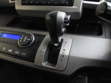 インパネシフトだから視線の移動も少なく足元もスッキリ。運転席もゆったりしているのでゆとりを持ってドライブできますね。
