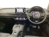 車内は光触媒抗菌消臭施工済です。スタイリッシュなデザインでスポーティなインパネ周りを演出します。グローブボックスやカップホルダーのほかにトレーなどたくさんの収納スペースが付いています。