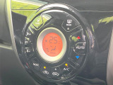 【オートエアコン】一度お好みの温度に設定すれば、車内の温度を検知し風量や温度を自動で調整。暑い&hellip;寒い&hellip;と何度もスイッチ操作をする必要はありません。快適な車内空間には必須の機能ですね♪