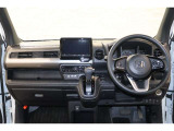 操作性に優れた運転席となります!小物入れや各ボタンの配置にこだわり、使いやすいです!座り心地もよく視認性も良好なのでロングドライブもお任せ下さい!