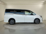 両側パワースライドドア付きだから、狭い駐車スペースなどでの 乗り降りラクラク!小さなお子さまのいるご家庭には嬉しい装備。
