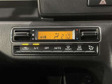 【オートエアコン】一度お好みの温度に設定すれば、車内の温度を検知し風量や温度を自動で調整してくれます。