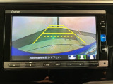 リバースギアに入れるだけで後方の表示へ切り替わります。夜間や雨の日の駐車も楽になりますよ。
