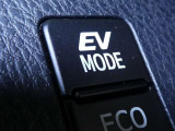 EVドライブモードで、早朝・深夜や屋内の駐車場などで、エンジン音や排気ガスを気にすることなく走れます。