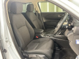 乗降がしやすい運転席。高さが調節できて小柄な方でも運転しやすいポジションをとることができます。