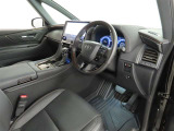 高級感のある美しいインテリアデザインの運転席です。