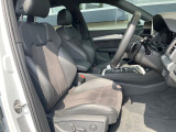 ●前席:ゆったりとしたドライバースペースで、長時間の運転でも快適にお過ごしいただけます。