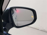 隣車線を走る車両をレーダーで検知し、ドアミラーでは確認しにくい後側方エリアに存在する車両に加え、急接近してくる車両も検知します。車両を検知するとドアミラーに搭載されたLEDインジケーターが点灯します。