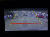 【バックカメラ】運転が苦手な方も車庫入れラクラクです!ギアをリバースに入れれば自動的に切り換わりますので、面倒な操作は不要です♪狭い駐車場もお車を傷つけず安心ですね!