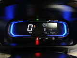 数字や警告表示もすっきりと配置されており、運転中の視線移動が少なく安全運転をサポートします