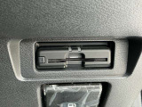 ETC2.0を装備。DSRC通信方式によって双方向通信することでカーナビと高速道路がリアルタイムに情報連携して、便利で快適なドライブ体験を提供します。