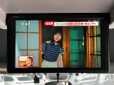 フリップダウンモニター付きです☆後部座席の方にも大画面で映像を楽しめます♪お子様も大変喜ばれてます♪