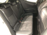 【後部座席】も当然、綺麗・清潔に仕上げております。内装の綺麗なお車は気持ちが良いですし、コンディションのいい車が多いです。これもオススメの1台です。