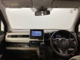 フロントガラスが大きく、ワイドな視界で運転もしやすくなるように設定されています。小物を置くのに便利なインパネトレーです。走行中も落ちにくい形になっていてとても便利です。