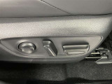 運転席の画像です。足元やシートまわりに余裕があり、リラックスした姿勢で運転が可能です。視界も良好で操作系へのアクセスもしやすく、快適で安心感のあるドライブをサポートします。