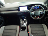シンプルなデザインと一目でわかるスイッチの配置はPeoples Car=みんなの車という考えの現れです。各スイッチにはバックライトもついており、夜間でも安全に操作して頂けます。