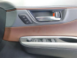 運転席シートポジションメモリーでスイッチを押すだけでシートが設定したポジションに動くので便利です!