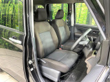 運転席まわりには十分なスペースがあり、大柄な方でもゆったり運転していただける環境です。