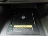 置くだけでワイヤレスで充電可能です。