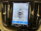 【360&deg;ビューカメラ】4台の高解像度カメラで360度の鳥瞰図を表示。隣の車や壁、死角にある障害物などを画面で確認できるため、狭いスペースでの駐車・出入りも安心です。