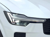 【LEDヘッドライト】明るく眩しいハイビームを先行車や対向車に照射しないオートハイビームを備えたLEDヘッドライト。北欧神話に登場するトールハンマーをモチーフにした、一目でボルボとわかるデザイン。