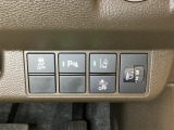 ハンドルの右側にはヘッドライトレベライザーとHondaセンシング用のメインスイッチがついています。ヘッドライトレベライザーは道路状況や積荷の加重に応じてライトの高さを調節できます。