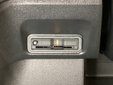 ハンドルの左下にETCがついています。高速道路の料金所の通過も楽々です。カードの取り出しもしやすい場所についています。