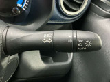 【オートライト】車のセンサーが周囲の明るさを感知し、自動でヘッドライトを点灯・消灯する機能です。この機能は夕暮れ時の交通事故が多い時間帯の安全性を高めてくれます。