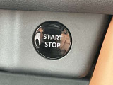 プッシュエンジンスターターです。キーを取り出すことなくブレーキペダルを踏みながらボタンを押すだけでエンジンが始動できます。