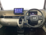 車内は光触媒抗菌消臭施工済です。スタイリッシュなデザインで暖かみのあるインパネ周りを演出します。グローブボックスやカップホルダーのほかにトレーなどたくさんの収納スペースが装備されています。