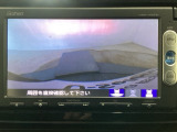 【バックカメラ】運転が苦手な方も車庫入れラクラクです!ギアをリバースに入れれば自動的に切り換わりますので、面倒な操作は不要です♪狭い駐車場もお車を傷つけず安心ですね!
