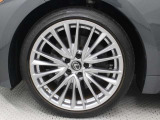 レクサス純正アルミは精度が高く、走行の安定性が優れています。タイヤサイズ235/40R19