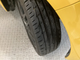 安全に走行するためには空気圧の確認をはじめ溝の深さ、ひび割れの等の点検が必要です。点検時に交換が必要と判断した場合は交換いたします。