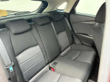 大切な友人を招きたくなる、落ち着きのある快適な後部座席です。A calm and cozy rear seat perfect for your friends.