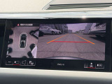 ●サラウンドビューカメラ『車両の4つのカメラから得た映像を合成し、上空から眺めているような映像をモニターに映し出します。車両周辺の歩行者や障害物などの発見に役立ちます。』